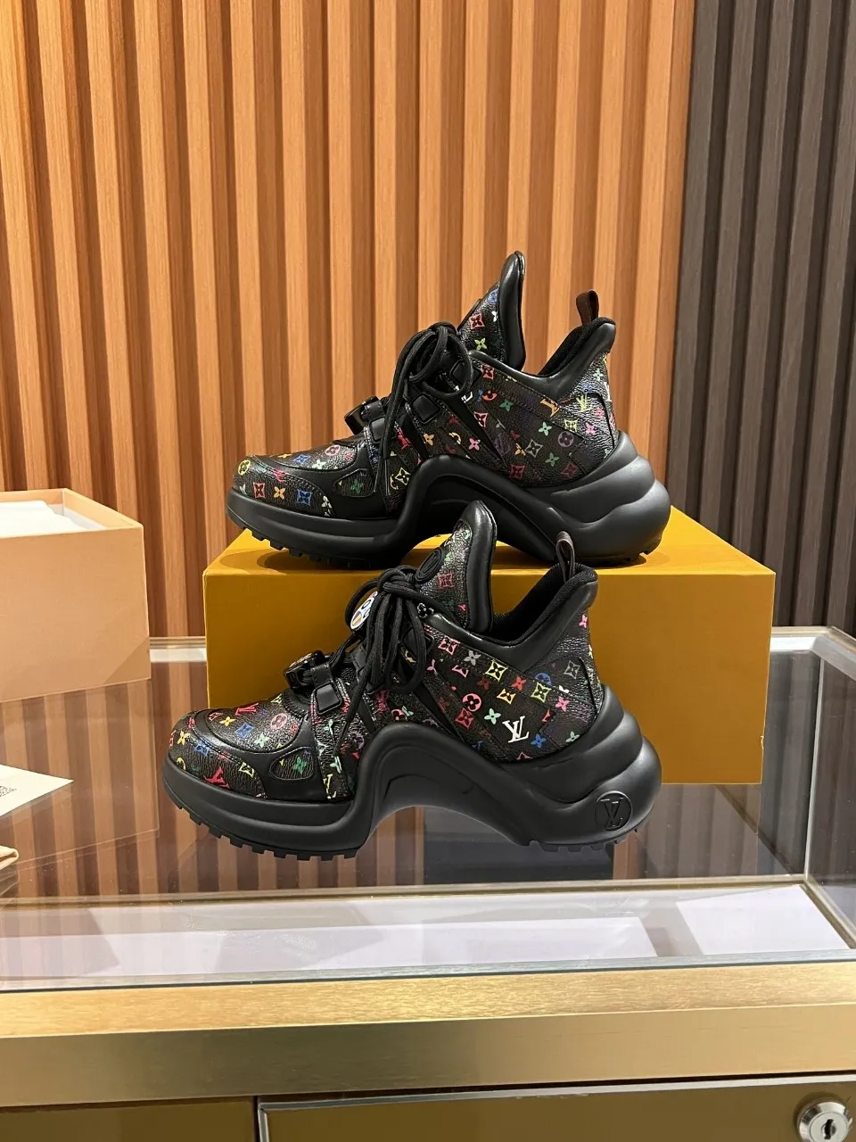 👟👟Ex-factory price 720👟👟 This three-color LV is different. 2025 new Murakami Takashi co-branded black three-color LV fancy button model Archlight donkey brand hardware casual sports dad shoes with an increased heel height of about 5.5cm, 35-41 white letter buckle